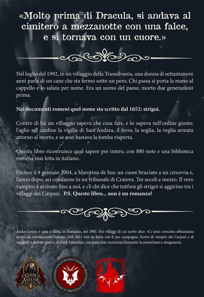 Quarta di copertina di Strigoi: la frase di lancio in alto, il testo di presentazione del libro, la nota biografica di Anika Cosma e in basso tre marchi, fra cui lo stemma di Goth Asylum.